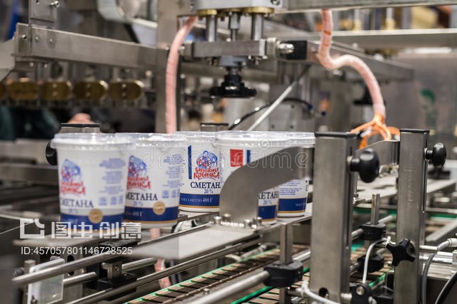 传送带上的乳制品Dairy products on a conveyor belt