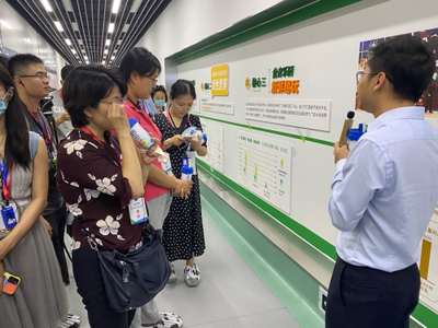 两岸记者团参观新华西乳业工厂 见证科技乳品智造